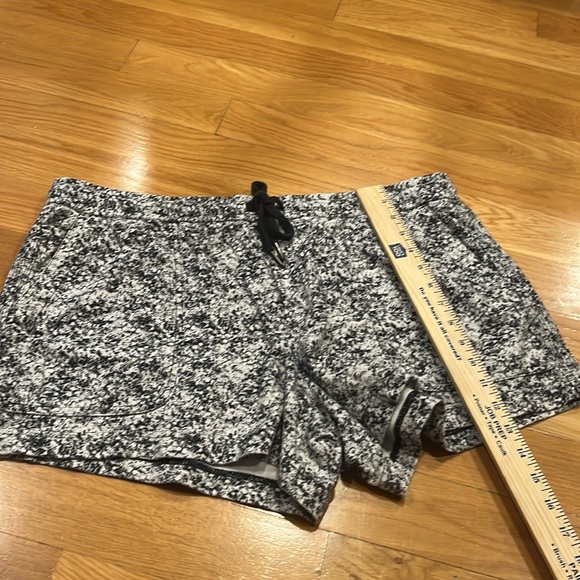 Athleta women’s shorts size xlarge. - Picture 5 of 10